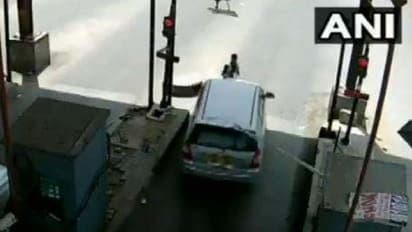 టోల్ ట్యాక్స్ కట్టమన్నందుకు: ఉద్యోగిని 6 కిలోమీటర్లు కారుపై ఈడ్చుకెళ్లాడు