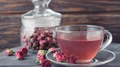 বিশেষ দিনেই নয়, নিজের সৌন্দর্য বাড়িয়ে তুলতে প্রতিদিন বাড়ি আনুন এক গোছা গোলাপ