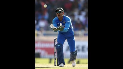 आम्रपाली मामला: पेंटहाउस विवाद में अब कंपनी बताएगी धोनी की कमाई