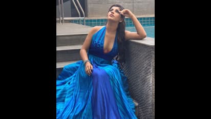 விநாயகர் சிலை முன்பு ஆபாசமாக தொடையைக் காட்டிய யாஷிகா ஆனந்த்...கடவுளே கடவுளே...