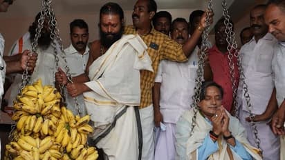 मंदिर में 'तुलाभरम' करा रहे कांग्रेस नेता शशि थरूर तराजू टूटने से घायल, सिर में लगे टांके