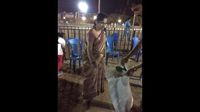 ಮೋದಿ ಸಮಾವೇಶ ಸ್ಥಳದಲ್ಲಿ ಸ್ವಚ್ಛತೆ ನಡೆಸುತ್ತಿದ್ದವರಿಗೆ ಭೇಷ್ ಎಂದ ಡಿಸಿಪಿ ರವಿ!