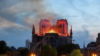 पेरिस का 800 साल पुराना ऐतिहासिक गिरजाघर नोट्रे-डेम आग लगने से तबाह