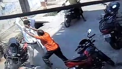 పట్టపగలే నడిరోడ్డుపై గొడ్డలితో దాడి... రెండు గుంటల భూమి కోసం దారుణం