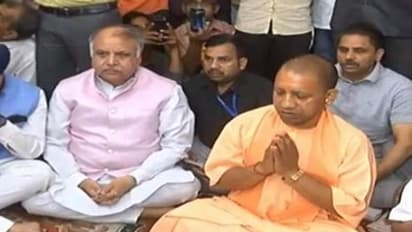 ఈసీ ఎఫెక్ట్: హనుమాన్ ఆలయంలో యోగి పూజలు