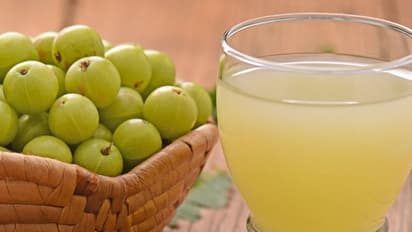 നെല്ലിക്ക നീര് ദിവസവും മുഖത്ത് പുരട്ടാം; ഗുണം ഇതാണ്...