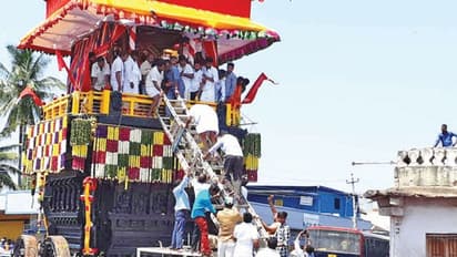 ರಥದಿಂದ ಇಳಿಯಲು ಪ್ರಯಾಸ ಪಟ್ಟ ರೇವಣ್ಣ