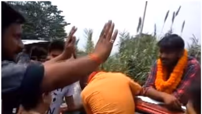 എന്ത് സ്വാതന്ത്ര്യമാണ് നിങ്ങള്ക്ക് വേണ്ടത്? കനയ്യ കുമാറിന്റെ റോഡ് ഷോ തടഞ്ഞ് നാട്ടുകാര്