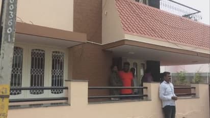 ಮಂಡ್ಯ: ಕಾಂಗ್ರೆಸ್ ಮುಖಂಡನ ಮನೆ ಮೇಲೆ ಚುನಾವಣಾಧಿಕಾರಿಗಳ ದಾಳಿ