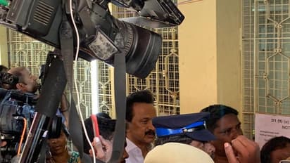 25 நிமிடம் உச்சி வெயிலில் நின்று வாக்களித்த ஸ்டாலின்..! வாழ்த்து தெரிவித்த மக்கள்..!