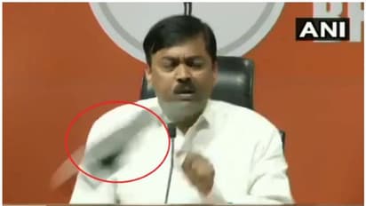 വാര്ത്താ സമ്മേളനത്തിനിടെ ബിജെപി നേതാവിനെ നേരെ ഷൂ ഏറ്