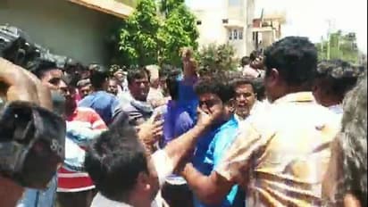 ಮಂಡ್ಯ: ಸುಮಲತಾ-ನಿಖಿಲ್ ಬೆಂಬಲಿಗರ ಮಾರಾಮಾರಿ, ಲಘು ಲಾಠಿ ಪ್ರಹಾರ