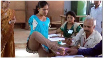 இரு கைகளும் இல்லாத நிலையில் ஒரு தேர்தல் விடாமல் வாக்களிக்கும் சாதனைப் பெண்மணி...