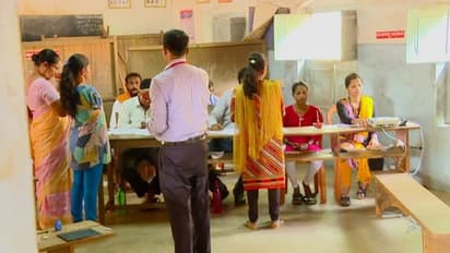 ಸ್ಪೂರ್ತಿ ಅಂದ್ರೆ ಇದು! ಮಂಗಳೂರಿನಲ್ಲಿ ಕಾಲಿನಿಂದ ಮತ ಹಾಕಿದ ವಿಕಲಚೇತನೆ