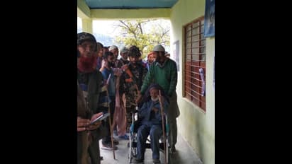 जम्मू-कश्मीर में कुछ इस तरह बुजुर्ग मतदाताओं की मदद करते दिखे सुरक्षा बल