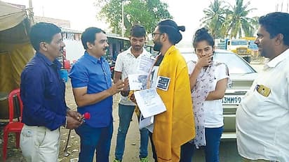 ಮತ ಹಾಕದೇ ಮೋಜು ಮಾಡಲು ಬಂದವರಿಗೆ ಹಾರ ಹಾಕಿ ವ್ಯಂಗ್ಯ!