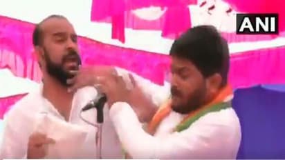 ಹಾರ್ದಿಕ್ ಪಟೇಲ್ ಗೆ ವೇದಿಕೆಯಲ್ಲೇ ಕಪಾಳಮೋಕ್ಷ