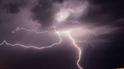 മിന്നലുള്ളപ്പോള് കെട്ടിടങ്ങളുടെ അകത്ത് നില്ക്കാമോ? പ്രതിരോധം എങ്ങനെയെല്ലാമാകാം?