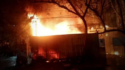 భార్యపై కోపంతో.. సొంత ఇంటికి నిప్పు