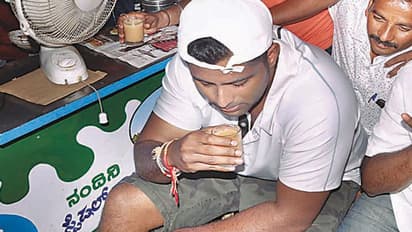 ಮಂಡ್ಯದಲ್ಲಿ ಪೆಟ್ಟಿಗೆ ಅಂಗಡಿಯಲ್ಲಿ ಚಹಾ ಹೀರಿ ಜೆಡಿಎಸ್ಗೆ ಅಭಿ ತಿರುಗೇಟು