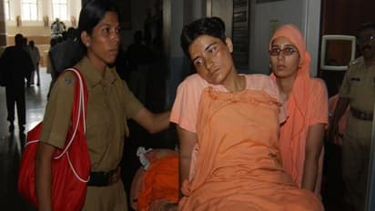 EC issues notice to Sadhvi Pragya for 'curse' comment on Hemant Karkare