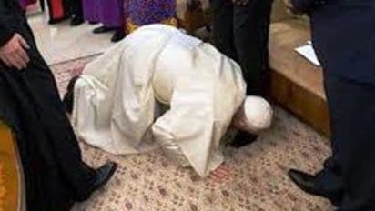 নতজানু হয়ে পোপ খেলেন চুমু! খ্রীষ্ট ধর্মের সর্বোচ্চ নেতার অভুতপূর্ব আচরণ, আলোড়িত বিশ্ব