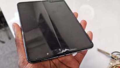 లేయర్తో జాగ్రత్త: శామ్సంగ్ గెలాక్సీ ఫోల్డ్ 2రోజులకే డ్యామేజ్!