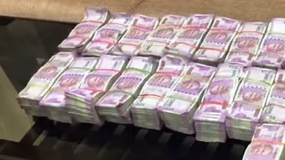 ಎಟಿಎಂಗೆ ಹಾಕಬೇಕಿದ್ದ 1 ಕೋಟಿ ದೋಚಿದರು!