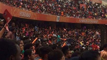 ఉప్పల్ స్టేడియంలో యువతీ, యువకుల హల్చల్: తప్పతాగి వీరంగం