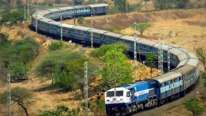 দূরপাল্লা ট্রেনে বাড়ছে কোচ সংখ্যা, নতুন ঘোষণা রেলের