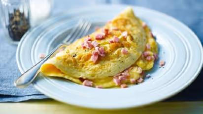 ஆம்லெட்டுக்கு ஆப்பு வைத்த வெங்காயம்... கண்ணைக் கசக்கும் ஹோட்டல் உரிமையாளர்கள்..!