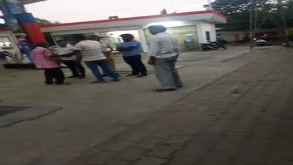 ಹಣ ಹಂಚುತ್ತಿದ್ದಾಗ ಐಟಿಗೆ ಸಿಕ್ಕಿಬಿದ್ದ ಜೆಡಿಎಸ್ ಮುಖಂಡನ ಪುತ್ರ!