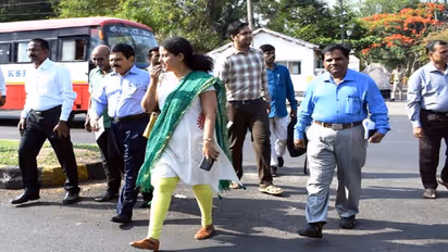 ಕಾಲ್ನಡಿಗೆಯಲ್ಲಿ ಕಚೇರಿಗೆ ಬಂದ ಹಾಸನ ಜಿಲ್ಲಾಧಿಕಾರಿ