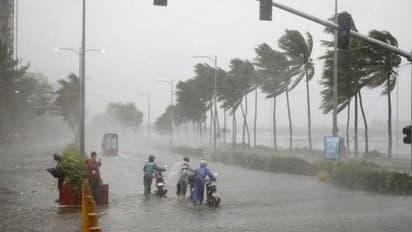 Weather Report: আন্দামান সাগরে নিম্নচাপের জেরে প্রবল বর্ষণ, ৬০ কিমি বেগে ঝড়, কী খবর কলকাতার
