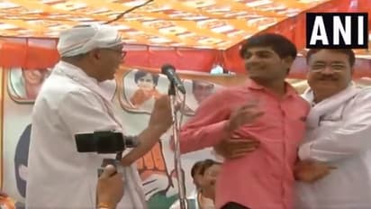 பிரசாரக் கூட்டத்தில் நடந்த சுவாரஷ்ய சம்பவம்... அசிங்கப்பட்ட காங்கிரஸ் வேட்பாளர்!!