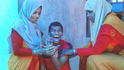 'ഞാനും കുത്തി!'; ഖല്‍ബ് നിറയ്ക്കുന്ന ചിരിയുമായി ഒരു കന്നിവോട്ടര്‍!