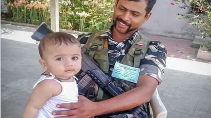 ಮತದಾನ ಮಾಡಲು ಒಳಹೋದ ಅಮ್ಮ: ಯೋಧನ ಮಡಿಲಲ್ಲಿ ಕಂದಮ್ಮ!