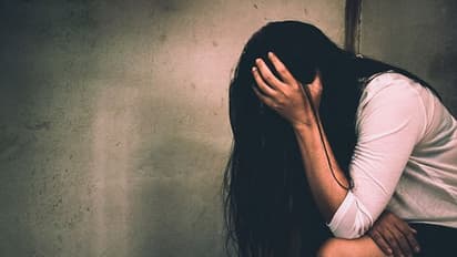 நண்பருடன் சேர்ந்து காதலியை பலாத்காரம் செய்த காதலன்... ரூம் போட்டு கொடூரம்..!