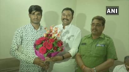 ದಿಗ್ಗಿಗೆ ಪ್ರಚಾರ ವೇದಿಕೆಯಲ್ಲೇ ಡಿಚ್ಚಿ ಕೊಟ್ಟಿದ್ದ ಯುವಕನಿಗೆ ಬಿಜೆಪಿಯಿಂದ ಸನ್ಮಾನ!