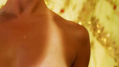 கருத்து போன உங்கள் கழுத்து, கை, கால்களை வெறும் 5 நிமிடத்தில் வெள்ளையாக மாற்ற..இந்த ஒரு சூப்பரான டிப்ஸ் இருக்கு