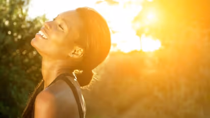 கருத்து இருக்கும் உங்கள் கழுத்து, கை, கால்களை வெறும் 5 நிமிடத்தில் வெள்ளையாக மாற்ற.. சிம்பிளான சூப்பர் டிப்ஸ்!