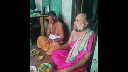 மகனின் வெற்றிக்காக காசியில் பிரார்த்தனை ! பயபக்தியுடன் ஓபிஎஸ் !!