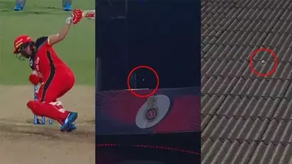 ఒంటి చేత్తో బంతిని మైదానం బయటకు తరలింపు...డివిలియర్స్ సూపర్ సిక్సర్