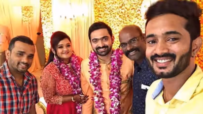 10 வருட காதலியை கரம் பிடித்த விஜய் டிவி பிரபலம் மானஸ்! குவியும் வாழ்த்து!