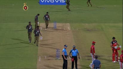 ಅಂಪೈರ್ ಮರೆವು- ಬಾಲ್ಗಾಗಿ ಮೈದಾನ ಹುಡುಕಾಡಿದ RCB-KXIP!