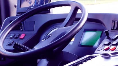 రియల్ హీరో.. గుండె నొప్పితో ప్రాణాలు పోతున్నా..చాకచక్యంతో 48 మందిని కాపాడిన బస్సు డ్రైవర్..