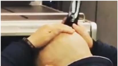 വിമാനത്തില് വച്ച് തലമൊട്ടയടിക്കുന്ന യാത്രക്കാരന്; രൂക്ഷമായി പ്രതികരിച്ച് സോഷ്യല്മീഡിയ