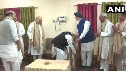 वाराणसी में मोदी-मोदीः नामांकन में एनडीए की ताकत दिखाई, बादल के पैर छूकर दिया बड़ा संदेश