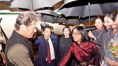 चीन में पाकिस्तानी पीएम इमरान खान ‘बेइज्जत’, बीजिंग म्युनिसिपल कमेटी की जूनियर अधिकारी ने की अगवानी