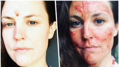 'ഇതിലൂടെ നിങ്ങള് വിശുദ്ധീകരിക്കപ്പെടും'; ആര്ത്തവരക്തം മുഖത്തുപുരട്ടി യുവതി